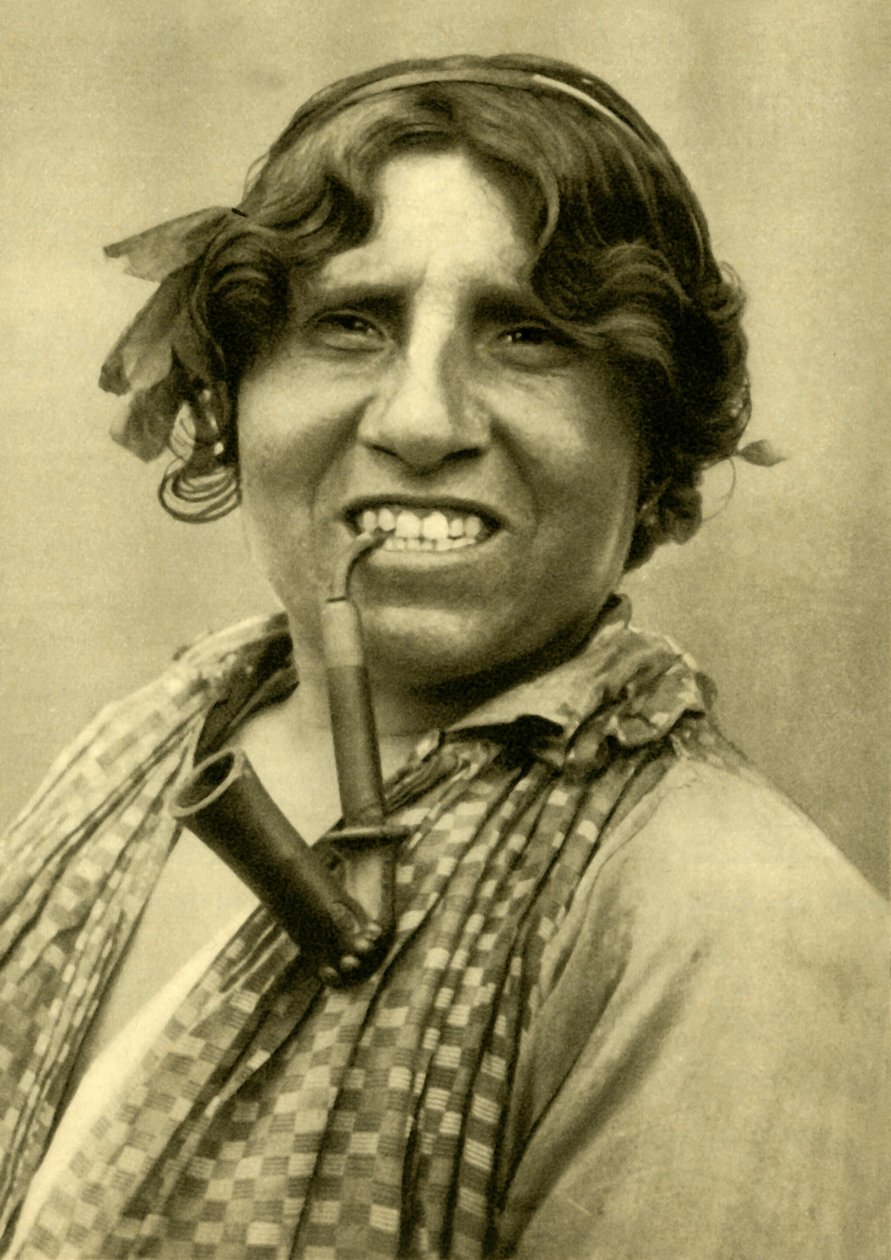 Mujer gitana fumando una pipa, Burgenland, Austria, c1935 de Unbekannt