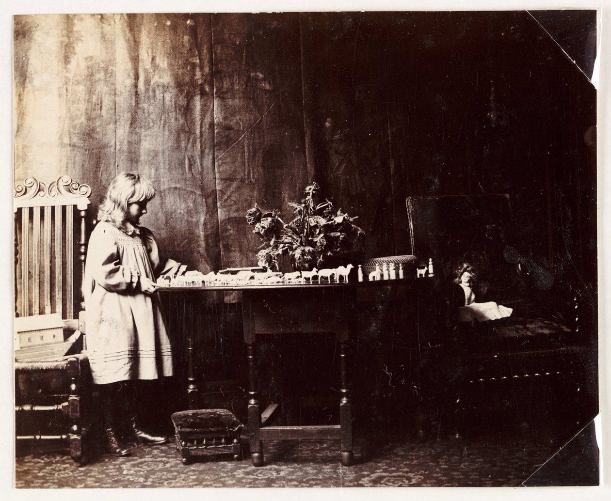 Niña jugando con un set de juguetes del Arca de Noé de Unbekannt