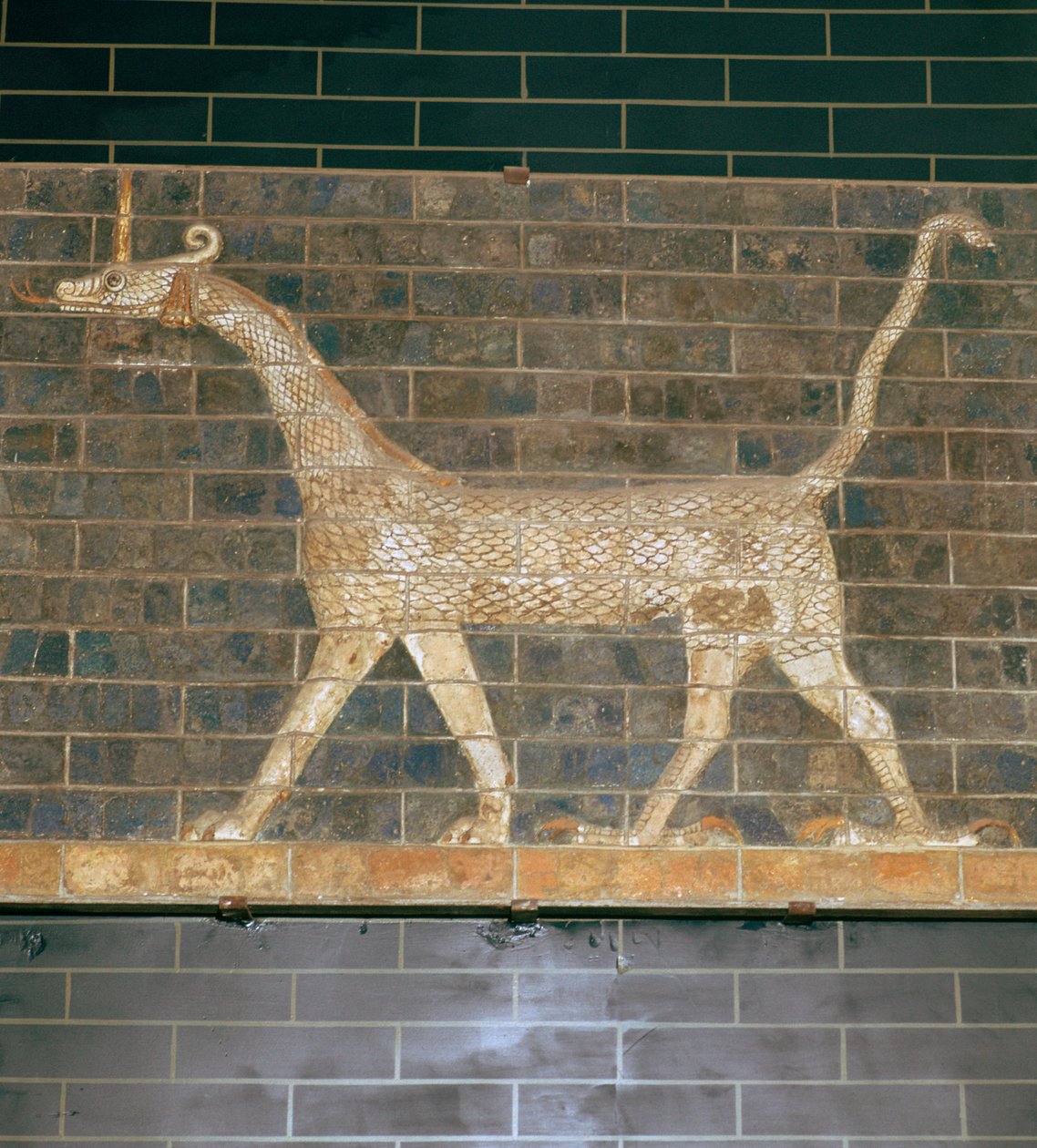 Relieve de ladrillo vidriado de un mushrushu en la Puerta de Ishtar, siglo VII a.C. de Unbekannt