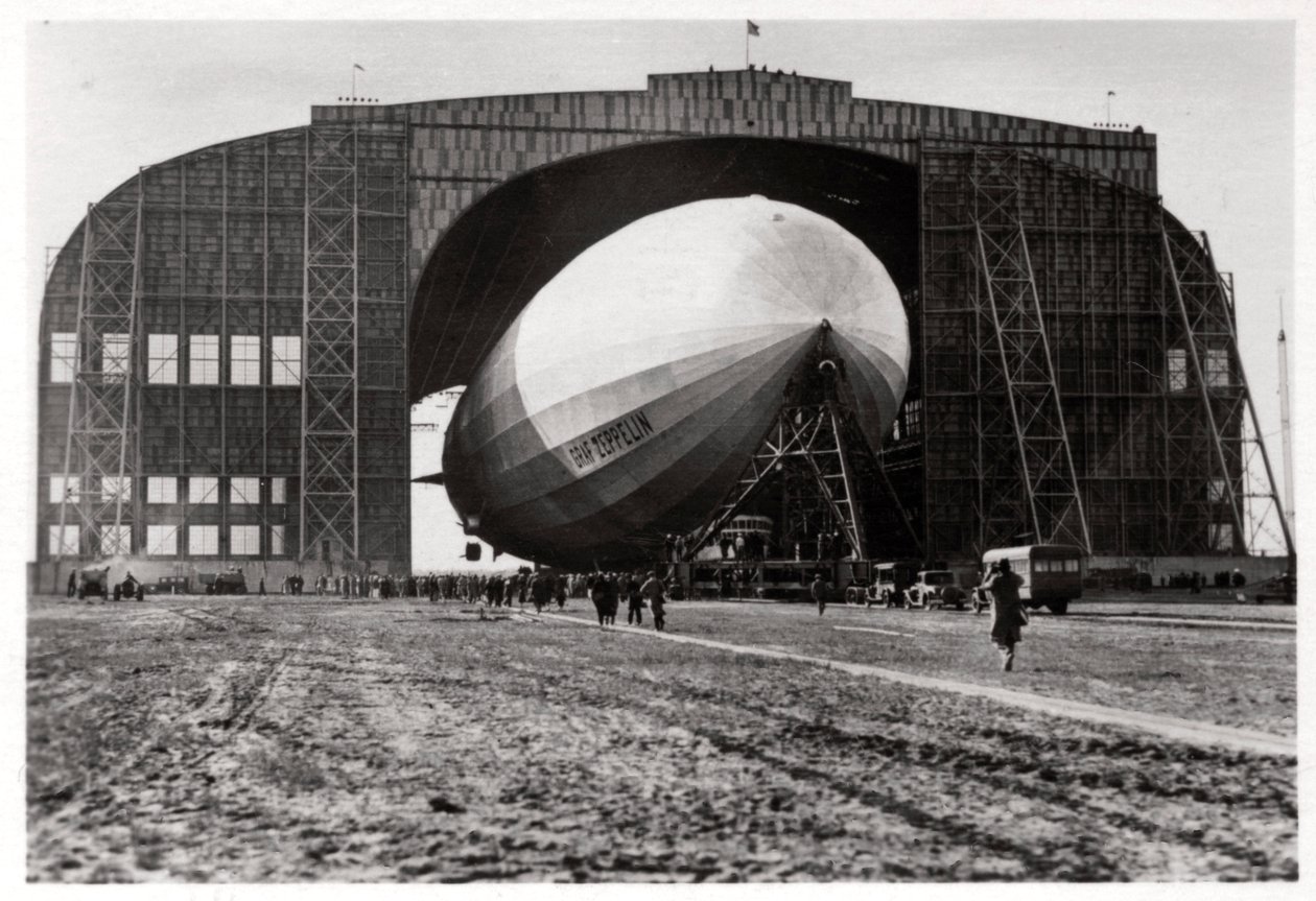 Graf Zeppelin unido al mástil de anclaje móvil, Lakehurst, Nueva Jersey, EE.UU., 1930, 1933 de Unbekannt