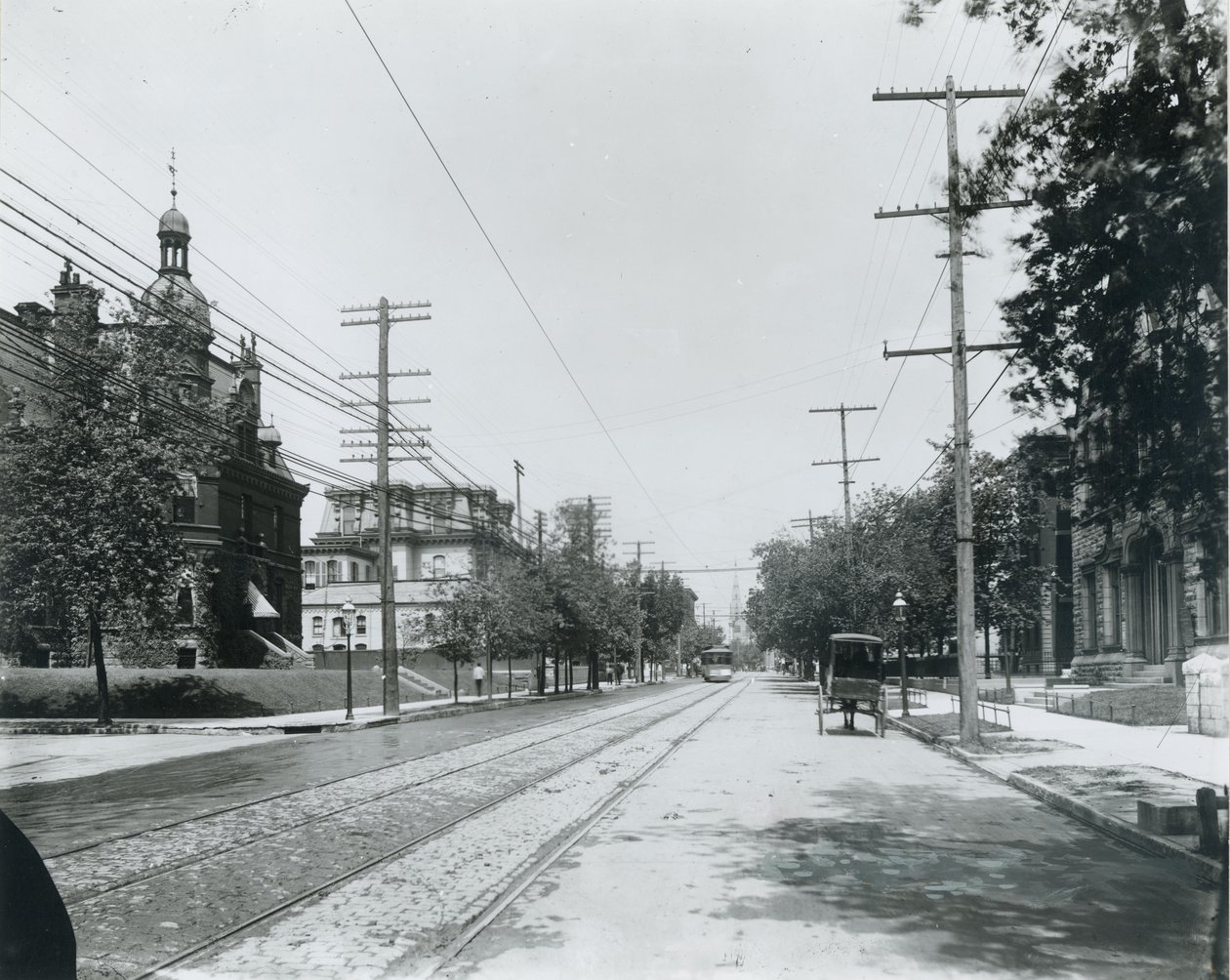 Avenida Grand hacia el norte desde la Avenida Washington. Tercera Iglesia Bautista a la derecha. Club Universitario a la izquierda, anteriormente residencia de George W. Allen. de Unbekannt