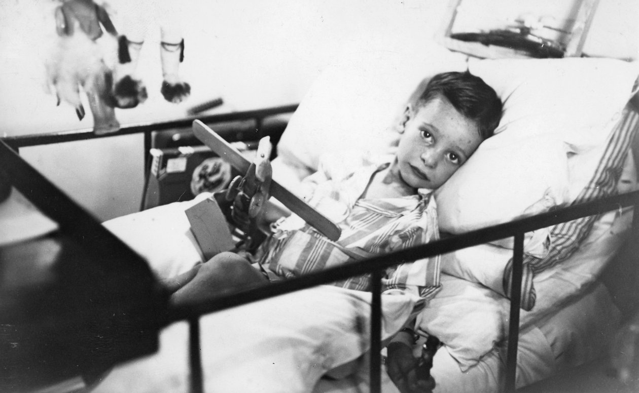 Niño griego de Pylos siendo atendido en la enfermería del acorazado británico HMS Malaya, 1938 de Unbekannt