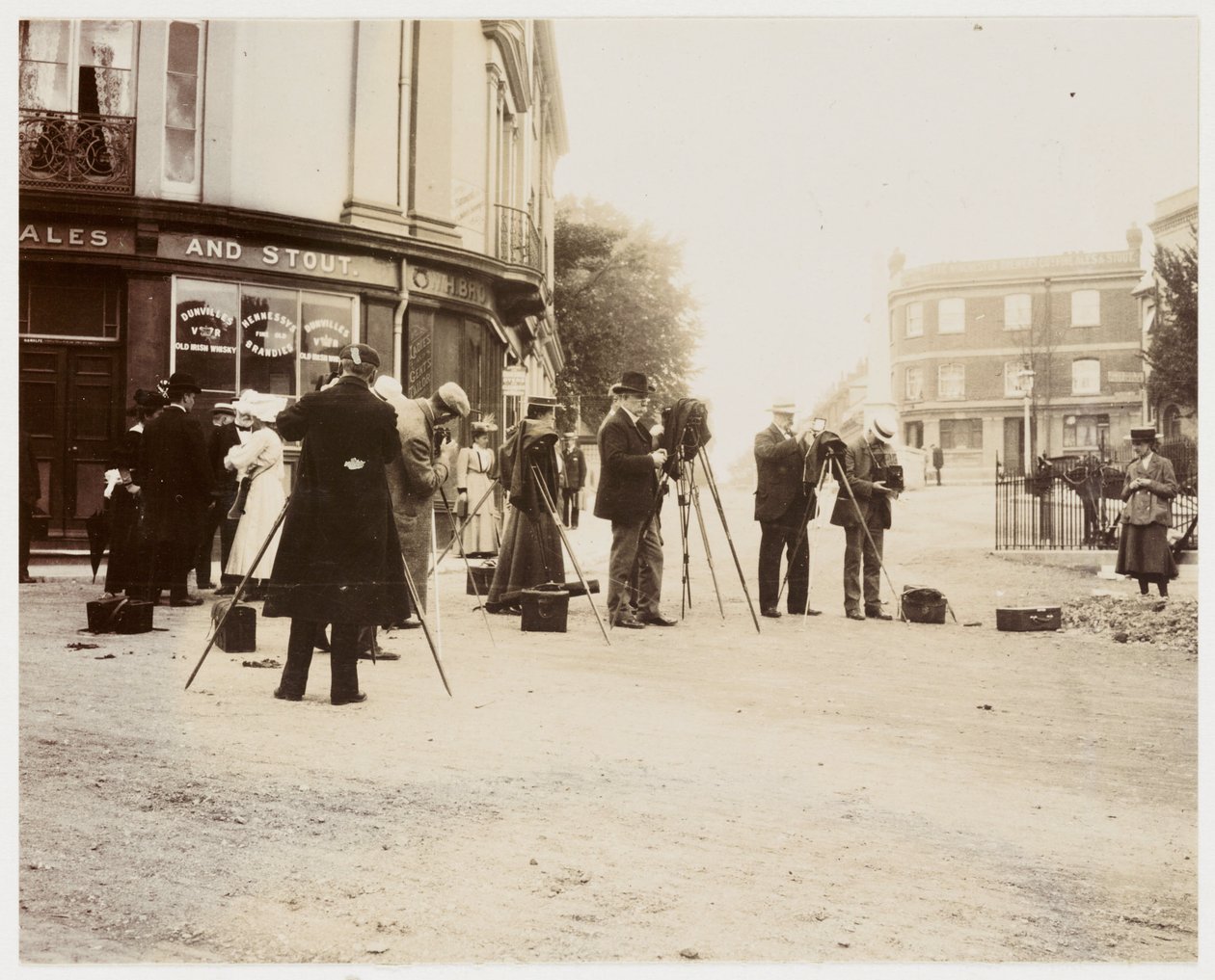 Grupo de fotógrafos tomando fotografías en la calle de Unbekannt