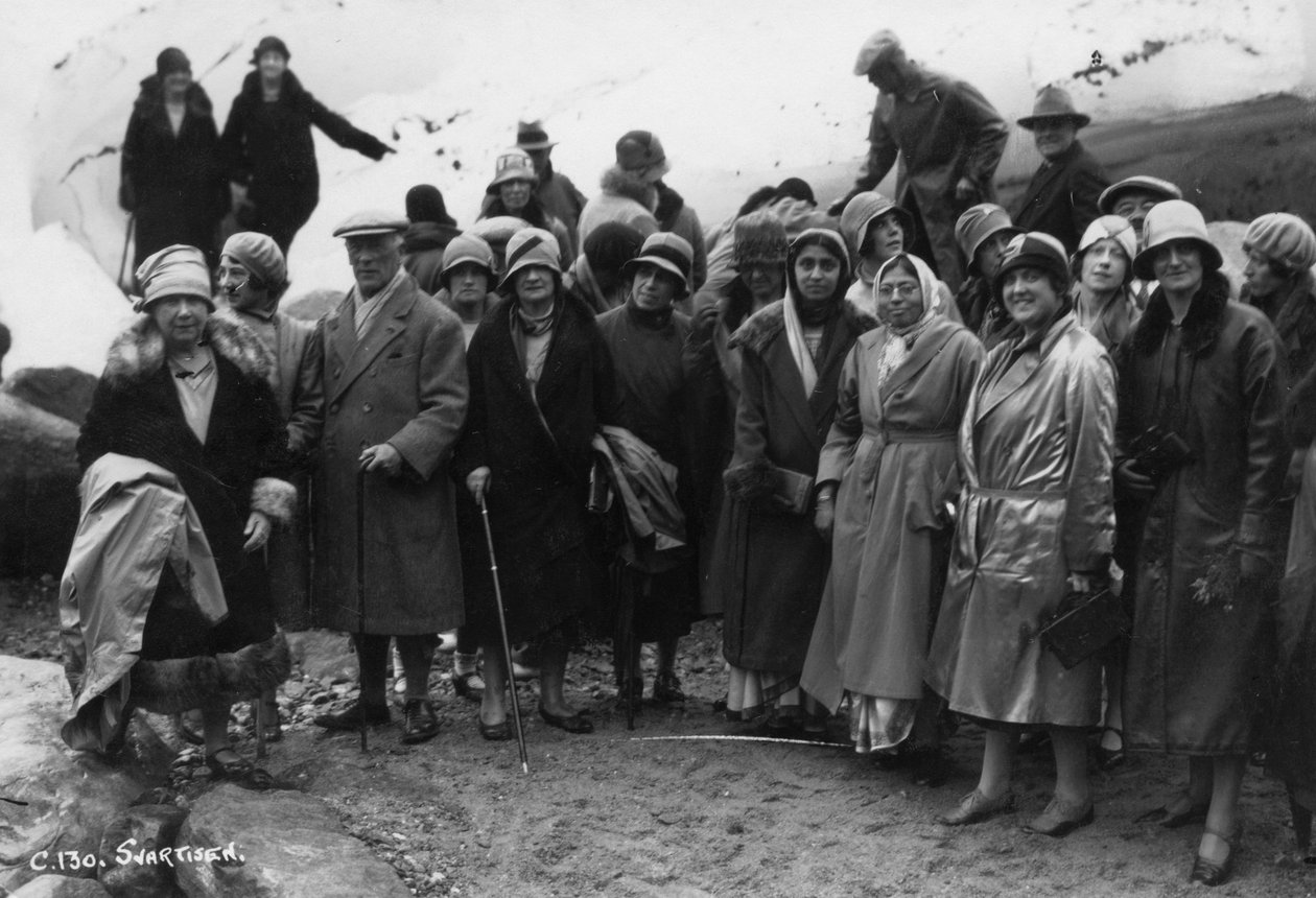 Grupo de turistas visitando Svartisen, norte de Noruega, 1929 de Unbekannt