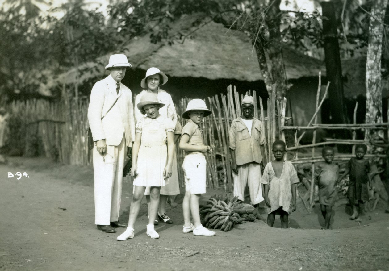 Retrato de grupo de europeos y locales, Sierra Leona, siglo XX de Unbekannt