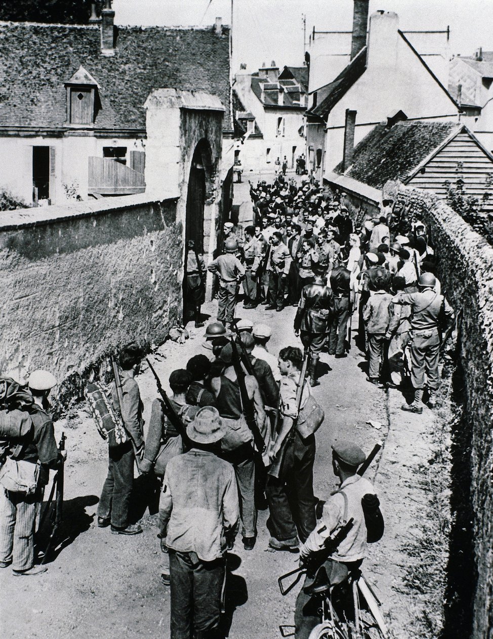 Grupos de luchadores de la Resistencia Francesa esperan la distribución de armas en una casa, julio de 1944 de Unbekannt