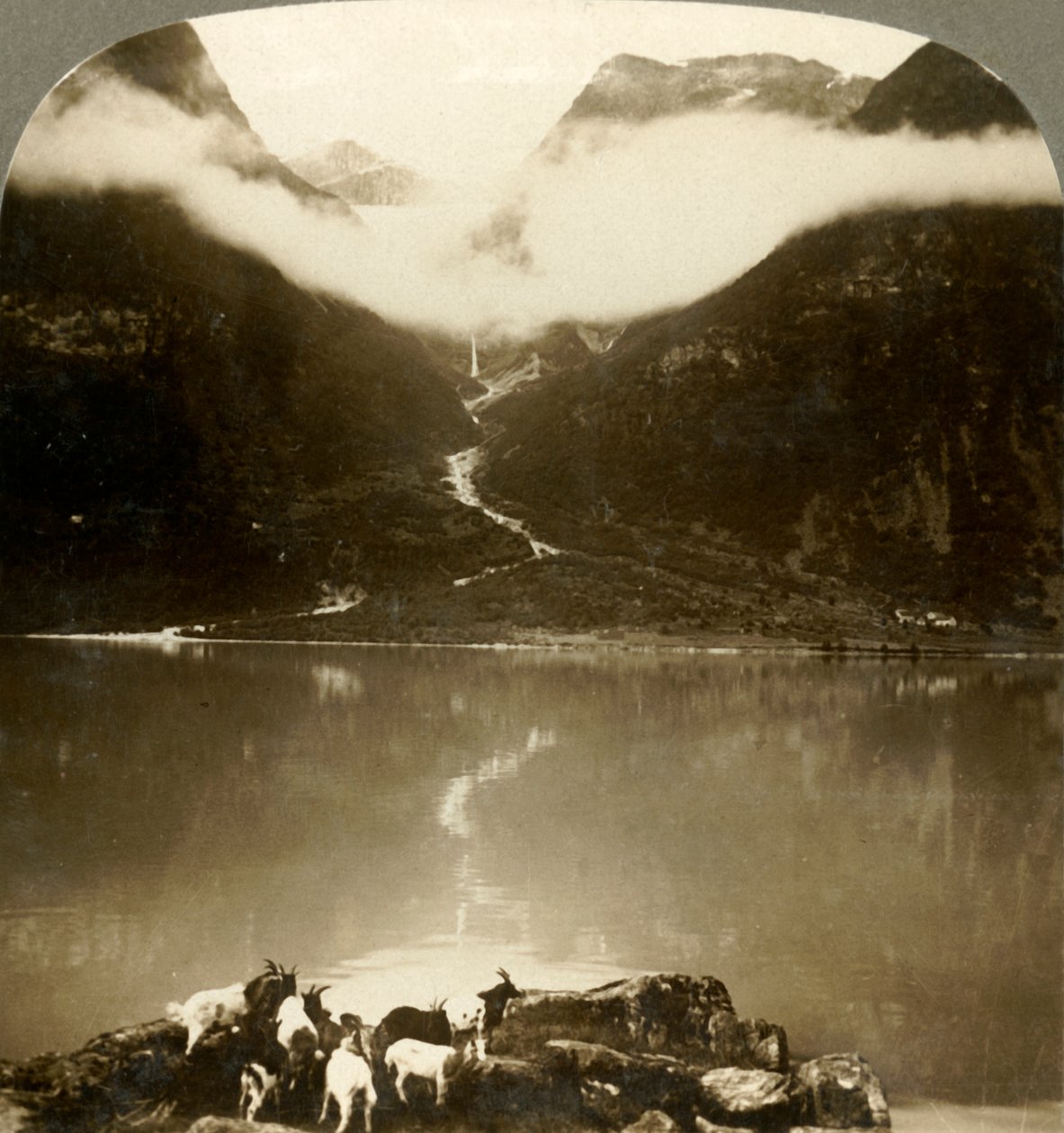 Glaciar Grytereids brillando sobre nubes flotantes, sobre el tranquilo Lago Olden, Noruega, c. 1905 de Unbekannt