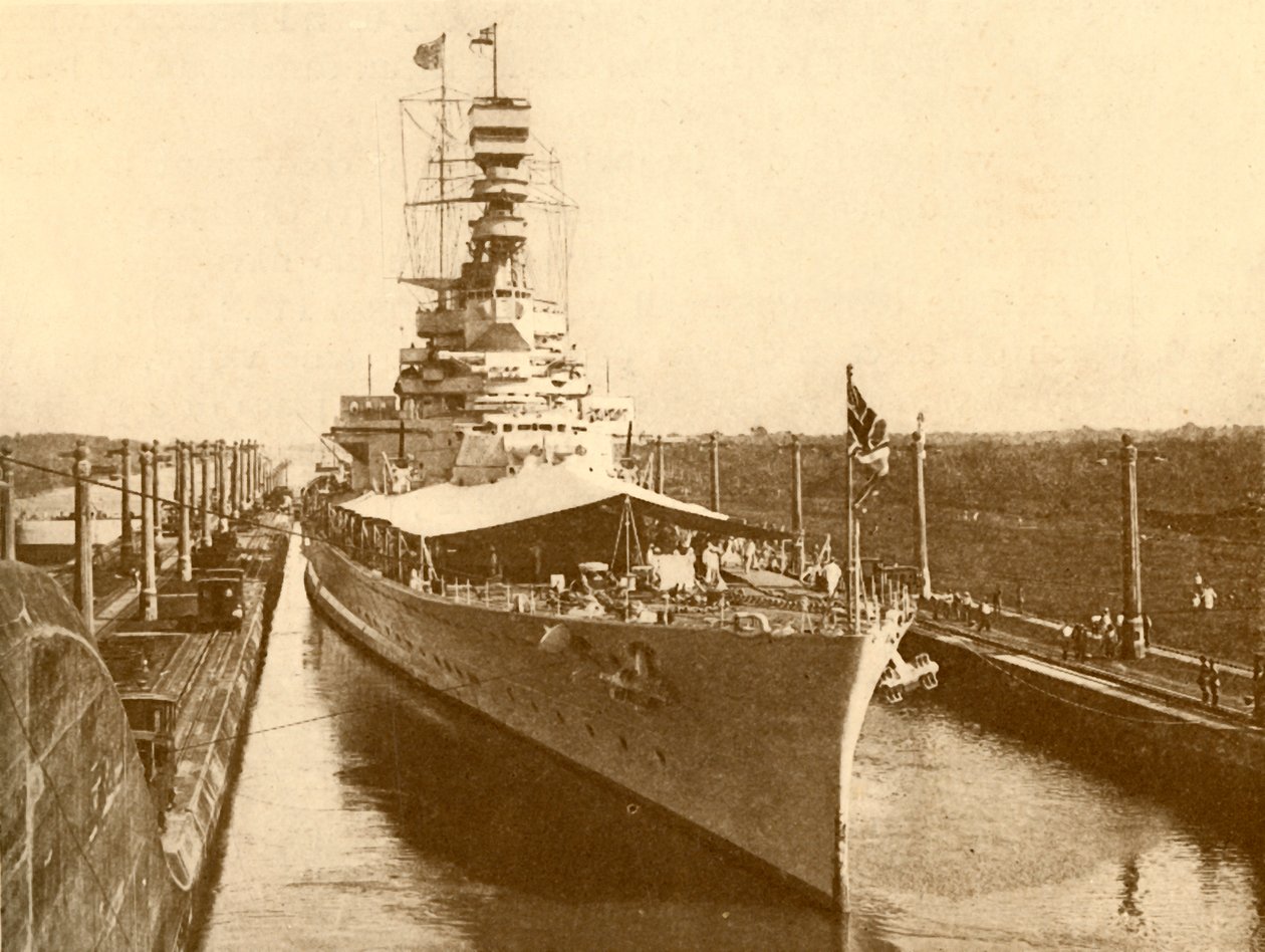 H.M.S. Renown pasando por el Canal de Panamá con el Duque y la Duquesa de York a bordo, c1930 de Unbekannt