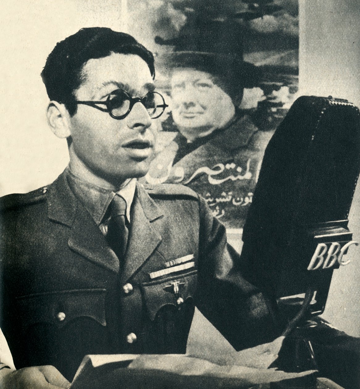 Lee las noticias en árabe marroquí. Un miembro del Ejército Francés Libre, 1942 de Unbekannt