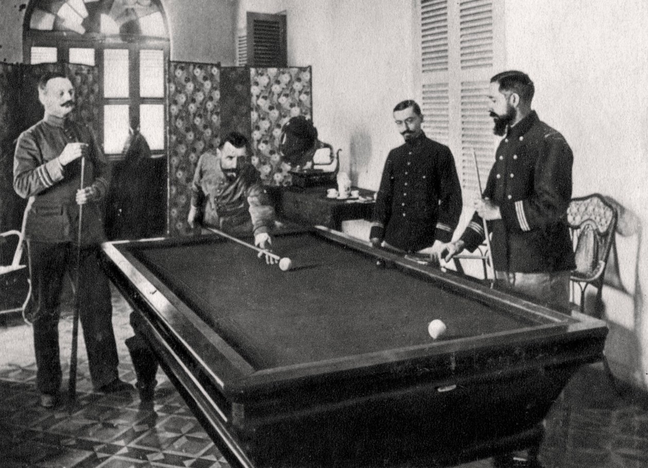 Henri Gouraud, soldado francés, jugando al billar de Unbekannt