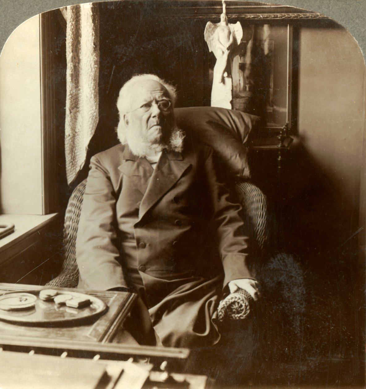 Henrik Ibsen, el poeta a quien todo el mundo rinde homenaje, en casa Christiania, Noruega, c1905 de Unbekannt
