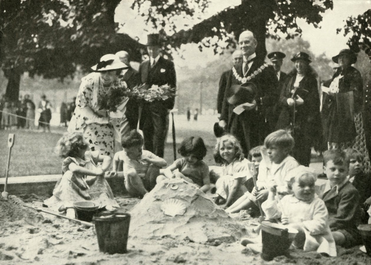 Su Majestad en el nuevo parque infantil en el sitio del antiguo Hospital Foundling de Unbekannt
