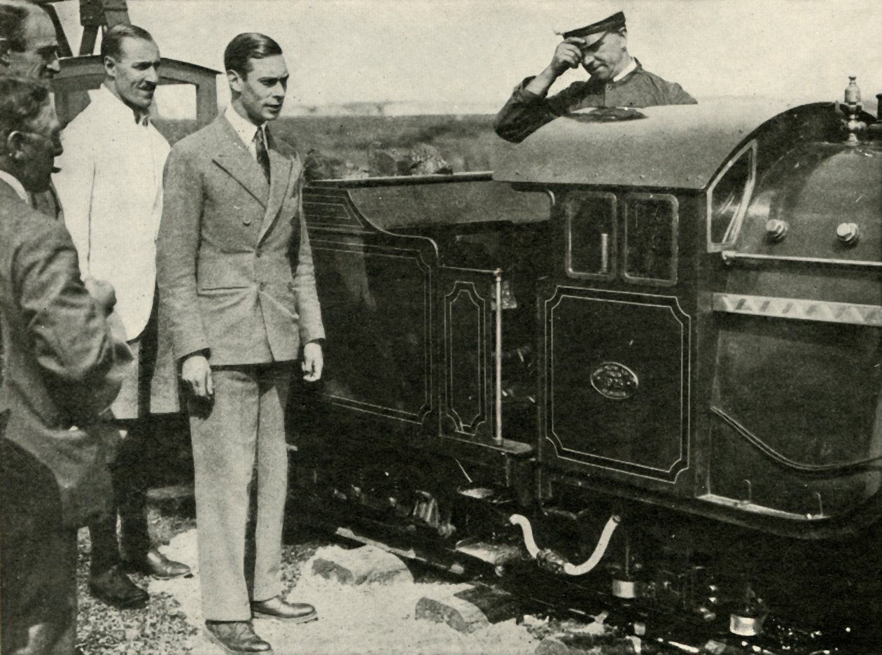 Su Majestad inspeccionando el ferrocarril en miniatura en New Romney, Kent, 1926, 1937 de Unbekannt