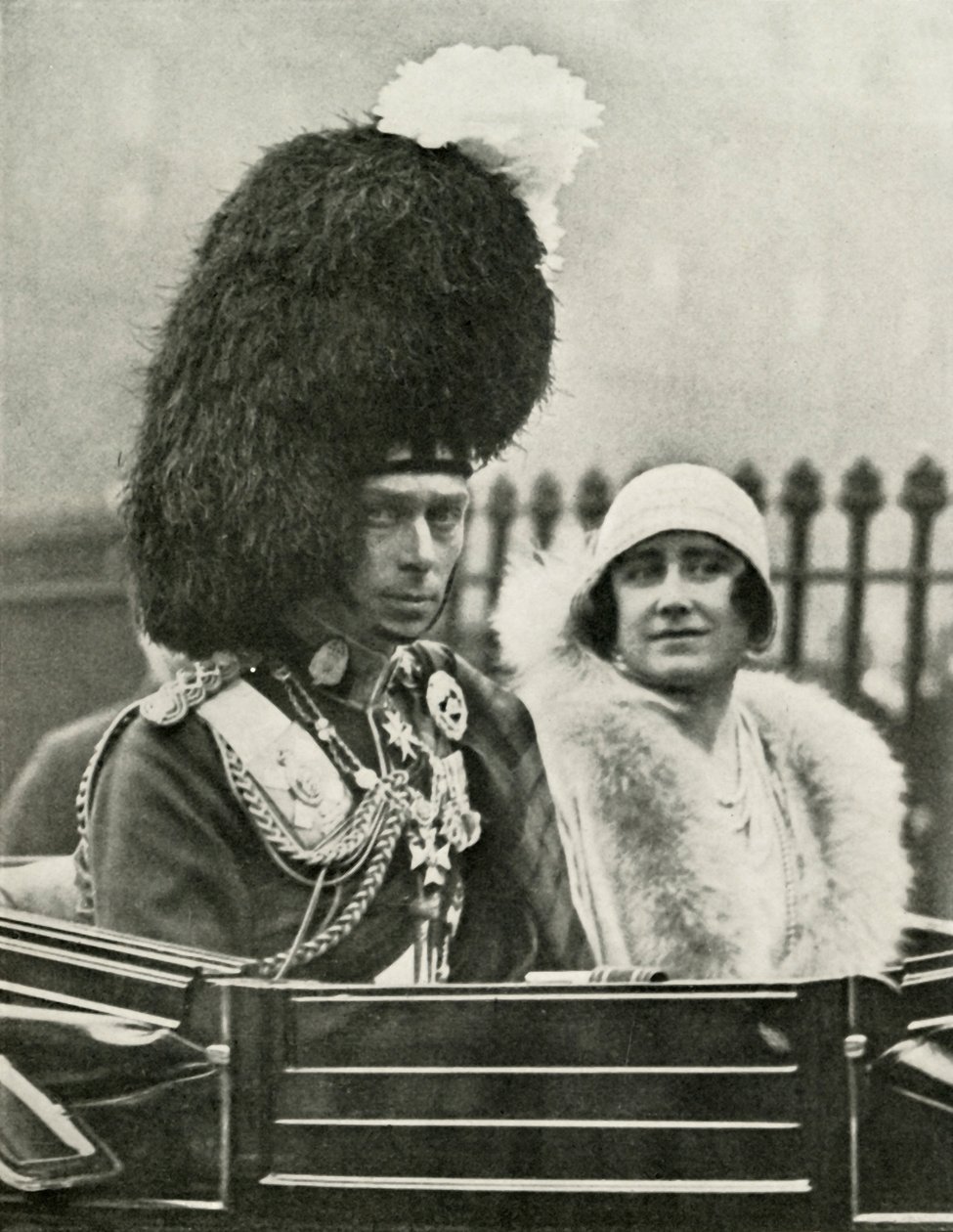 Su Majestad en Traje de Highland Llegando a la Catedral de St. Giles, Edimburgo, 1929 de Unbekannt