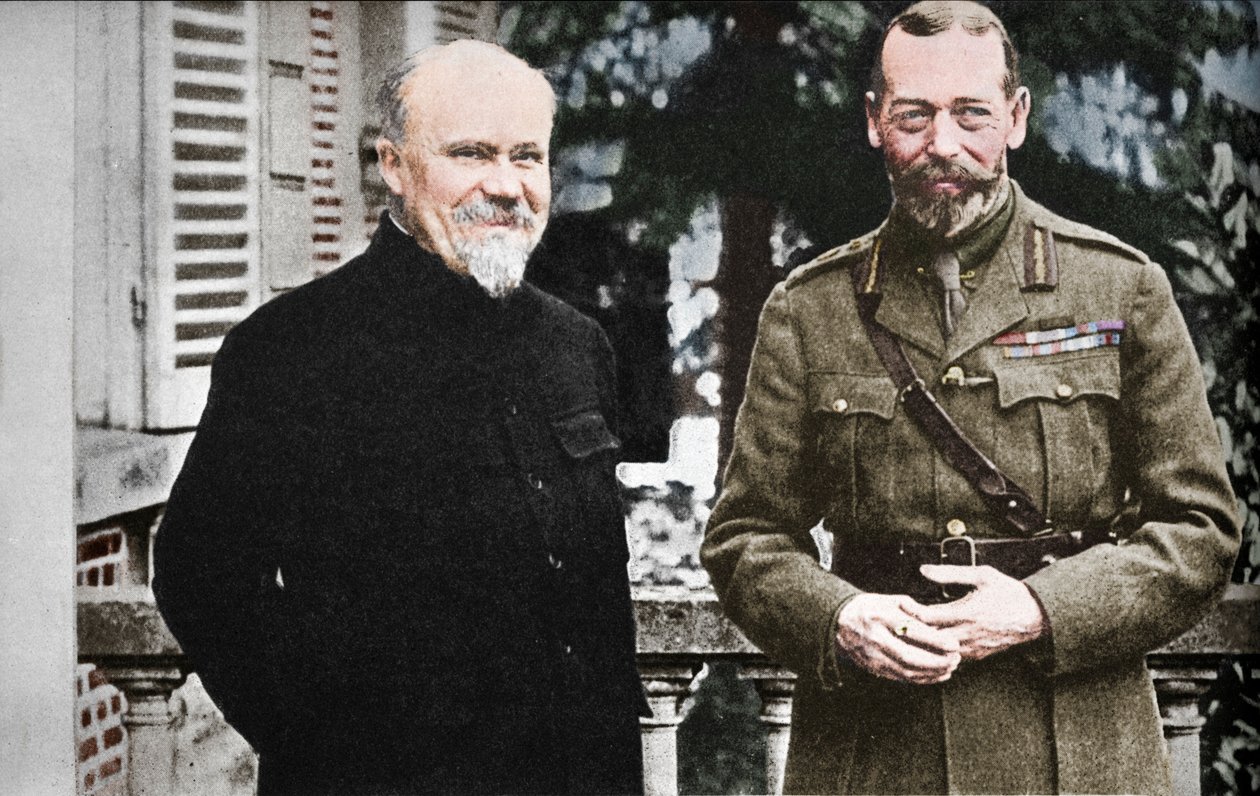 Su Majestad con el Presidente Poincare en el Cuartel General Británico en Francia, c. 1916, 1935 de Unbekannt