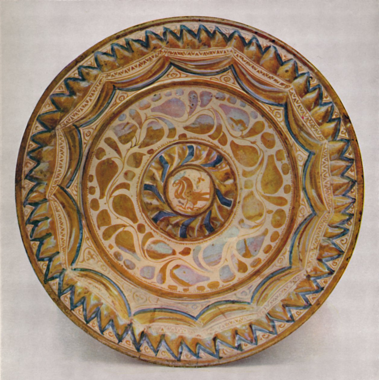 Plato de lustre hispano-morisco con borde de escamas de pez azul. Siglo XV, 1928 de Unbekannt