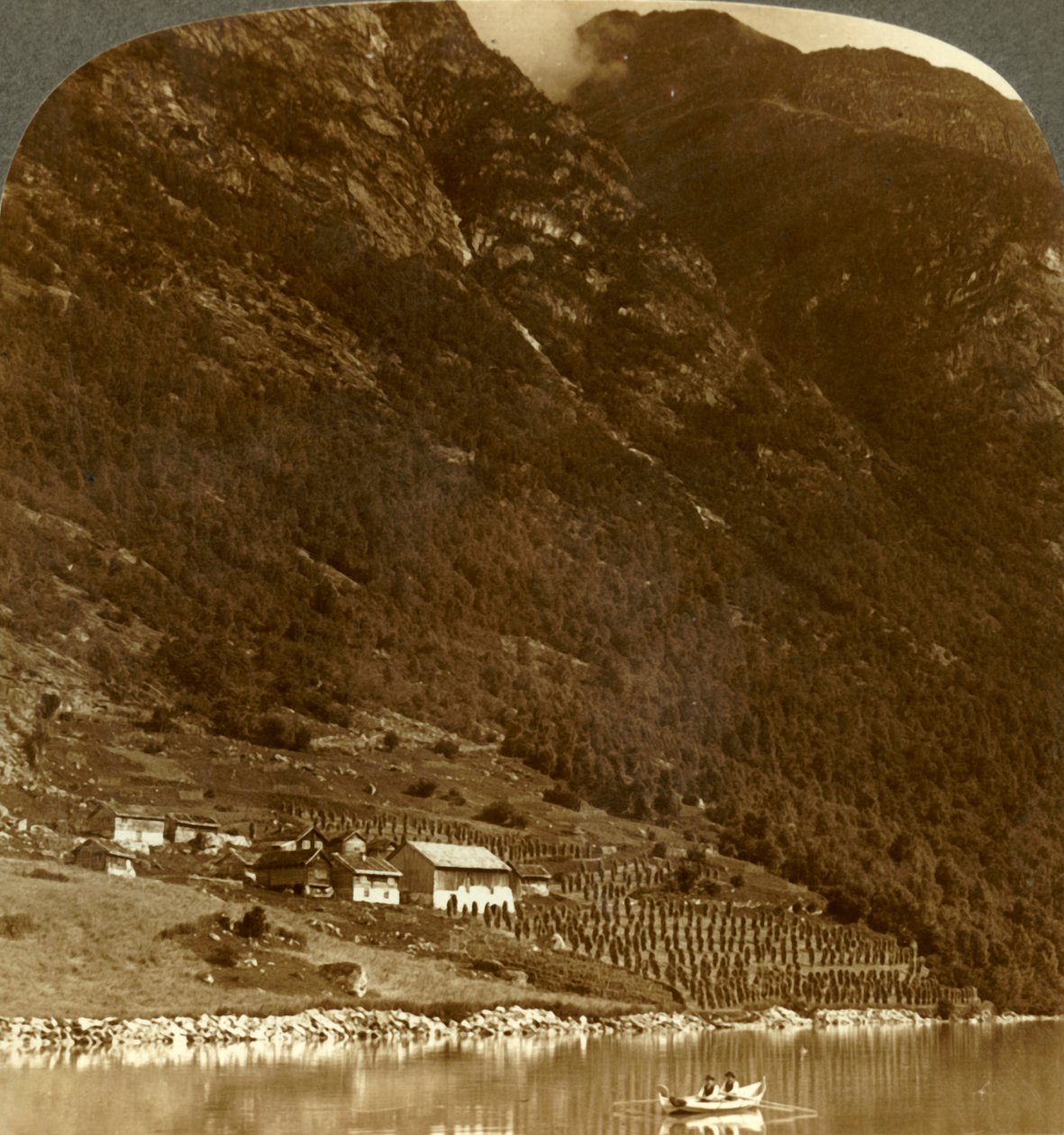 Granja Hogrending, al pie de la montaña, en la orilla este del lago Loen, Noruega, c. 1905 de Unbekannt