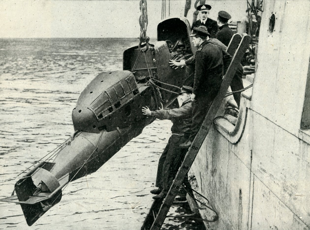 Izando un torpedo tripulado Chariot a bordo de un barco, Segunda Guerra Mundial, 1945 de Unbekannt