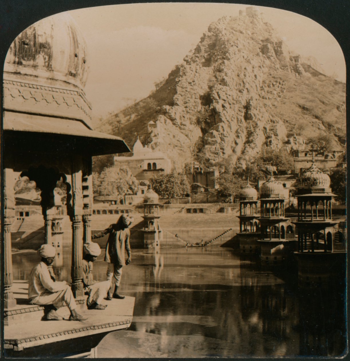Tanque sagrado de Alwar, rodeado de palacios y santuarios, una escena de belleza incomparable, India, 1907 de Unbekannt