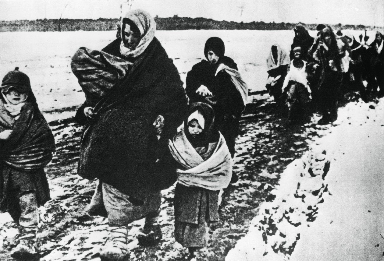 Mujeres y niños refugiados sin hogar, Rusia, 1941 de Unbekannt