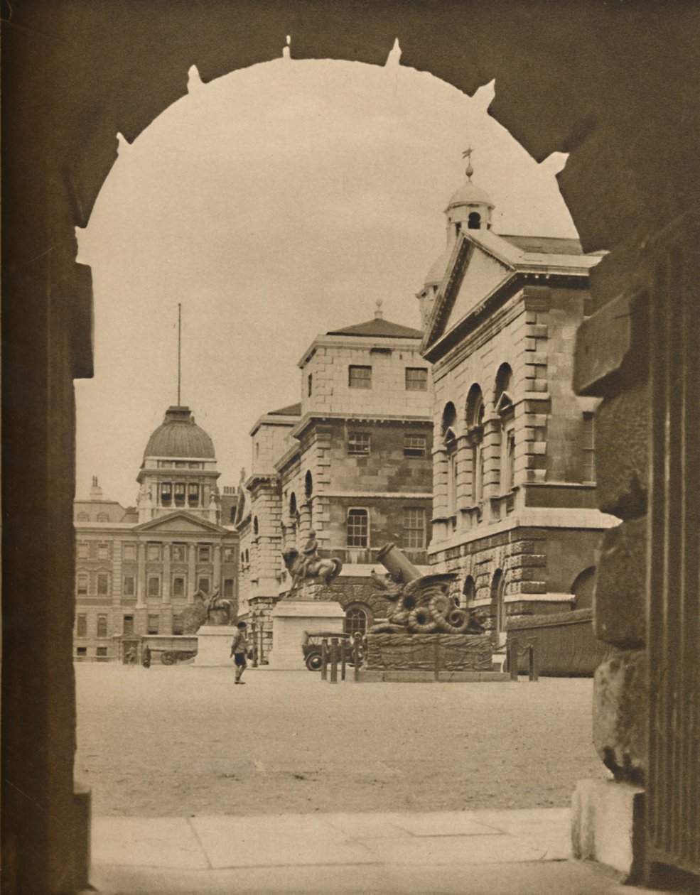 Desfile de la Guardia de Caballos enmarcado en el arco del Pasaje del Tesoro, c1935 de Unbekannt