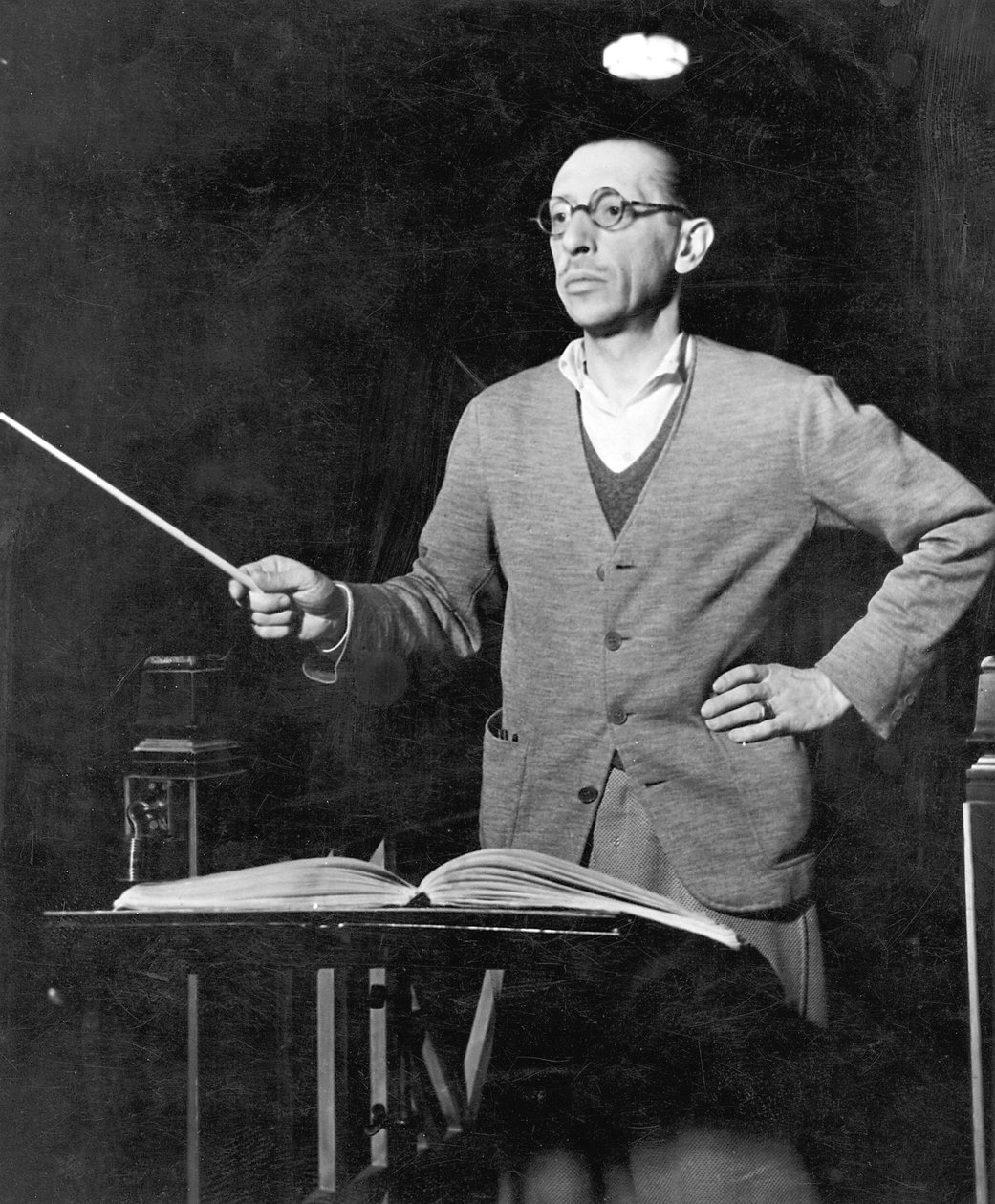 Igor Stravinsky, compositor de origen ruso, c. 1920