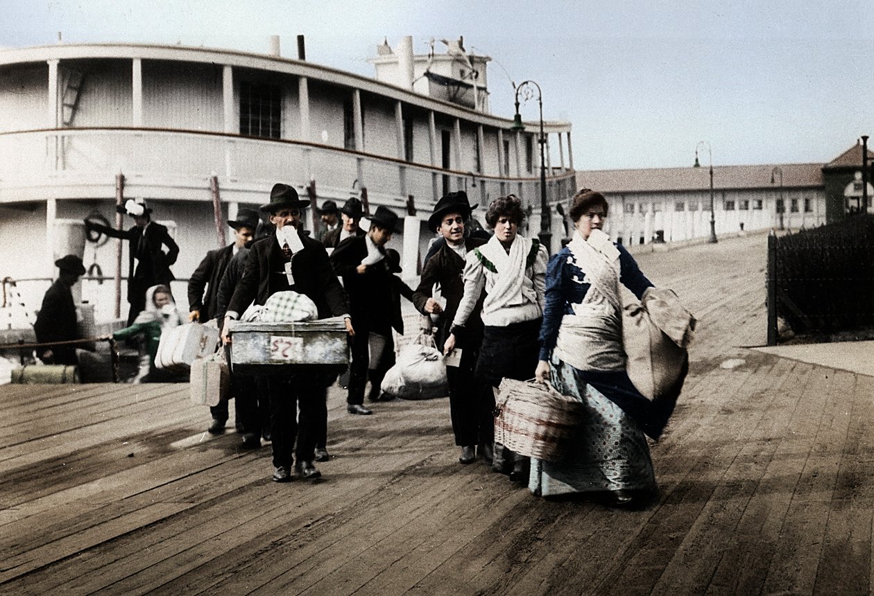 Inmigrantes a los EE.UU. desembarcando en Ellis Island, Nueva York, c1900 de Unbekannt
