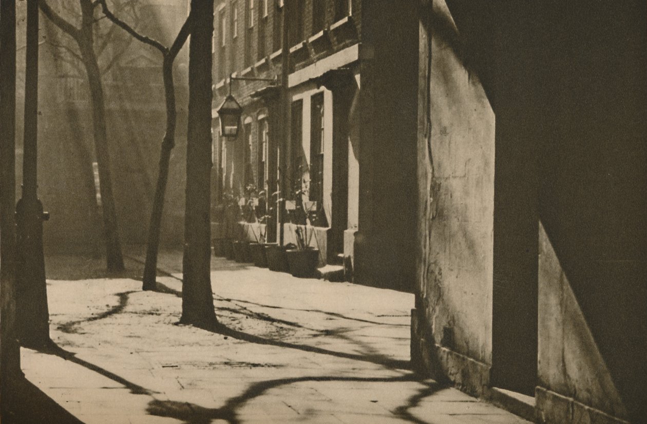 En Wardrobe Court, construido en el sitio de un museo real, c1935 de Unbekannt