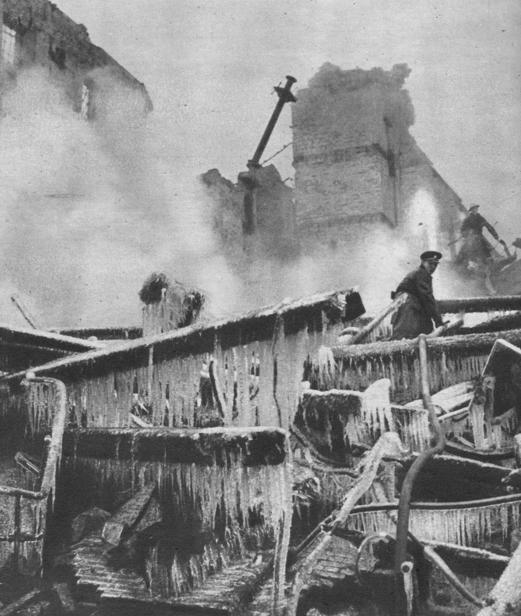En el frío del invierno, el clima ártico añadió nuevas pruebas a la tarea de defensa civil, 1941-1942 de Unbekannt