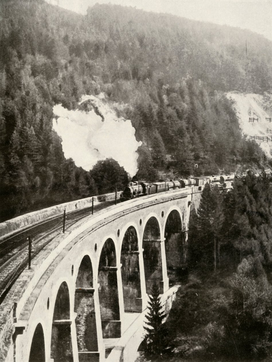 En el Valle de Semmering, Austria. Un tren de mercancías cruzando el Viaducto Curvado de Gamperl, 1935-36 de Unbekannt