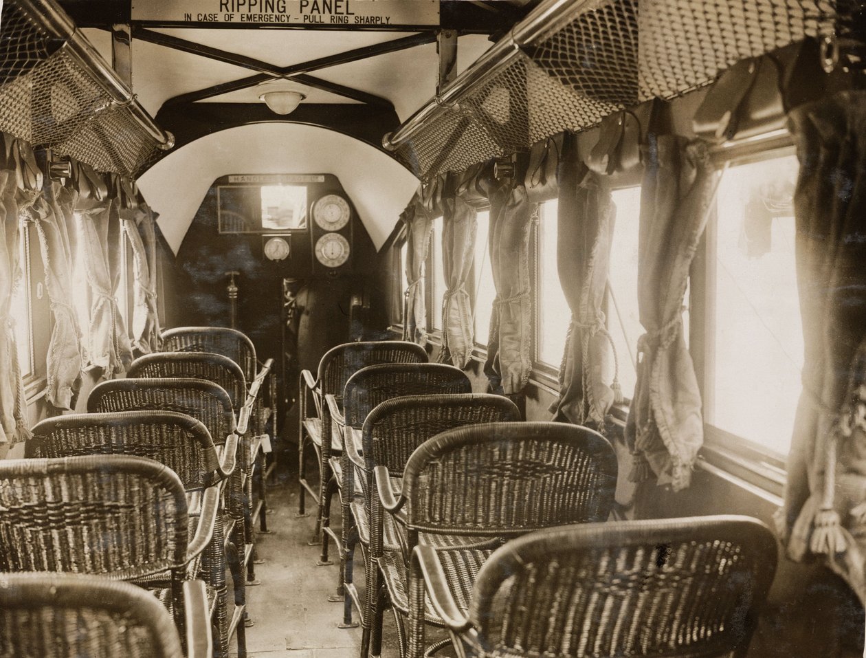 Interior de un avión de pasajeros equipado con motores Napier, c 1920s de Unbekannt