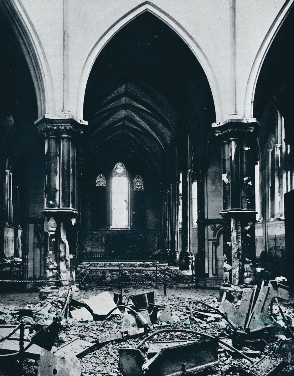 Interior de la Iglesia del Templo después del incendio, 1941 de Unbekannt
