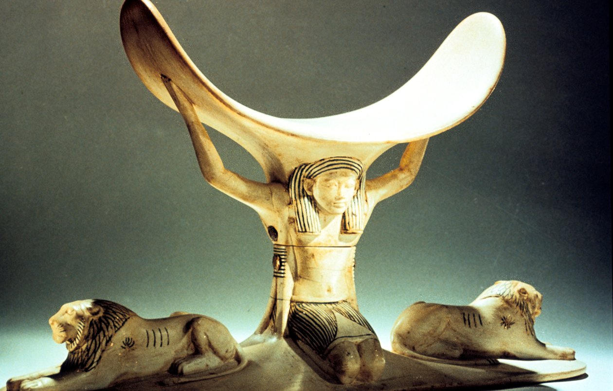 Reposacabezas de marfil sostenido por una figura, Antiguo Egipto, XVIII Dinastía, c1325 a.C. de Unbekannt