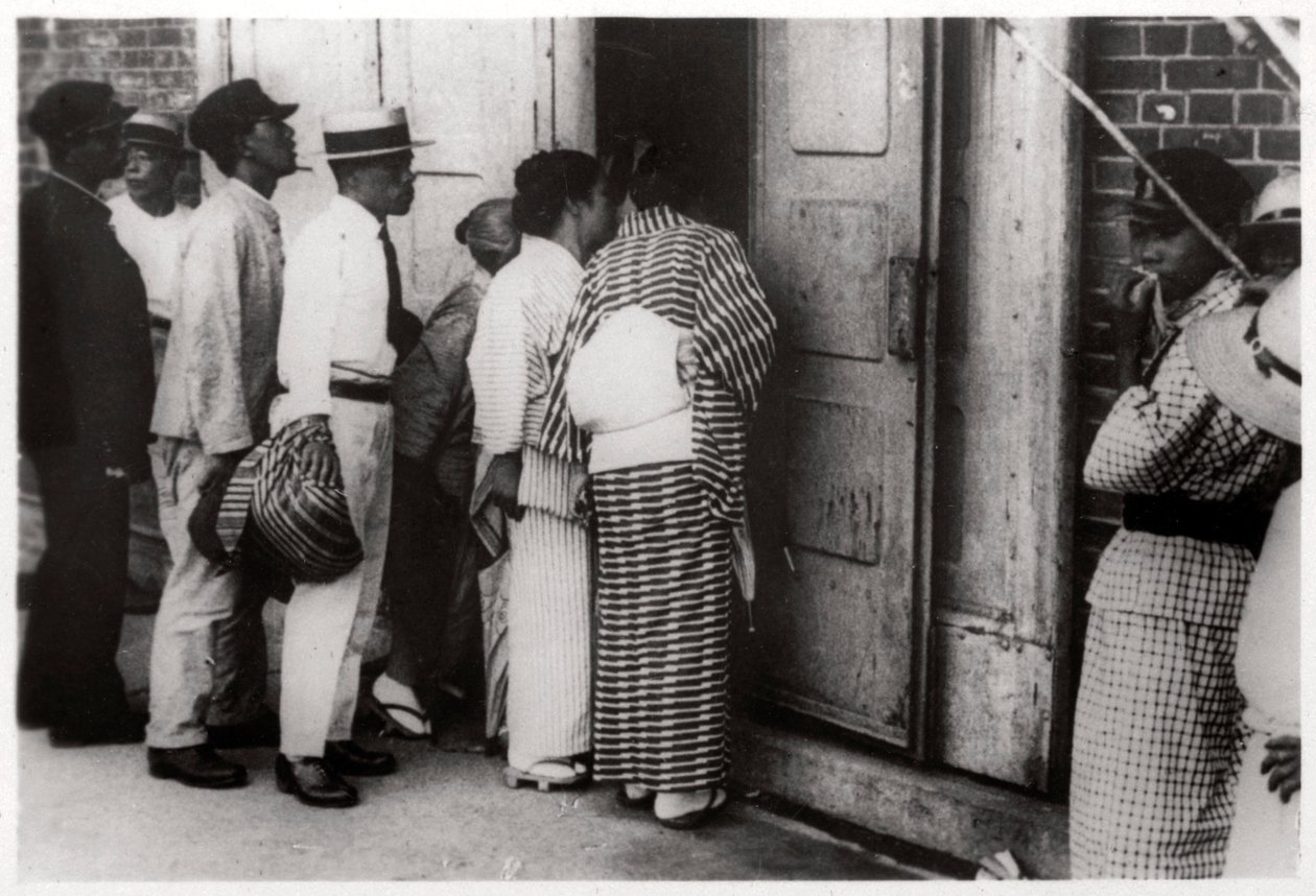 Multitud japonesa mirando dentro del hangar del Zeppelin, Kasumigaura, Japón de Unbekannt