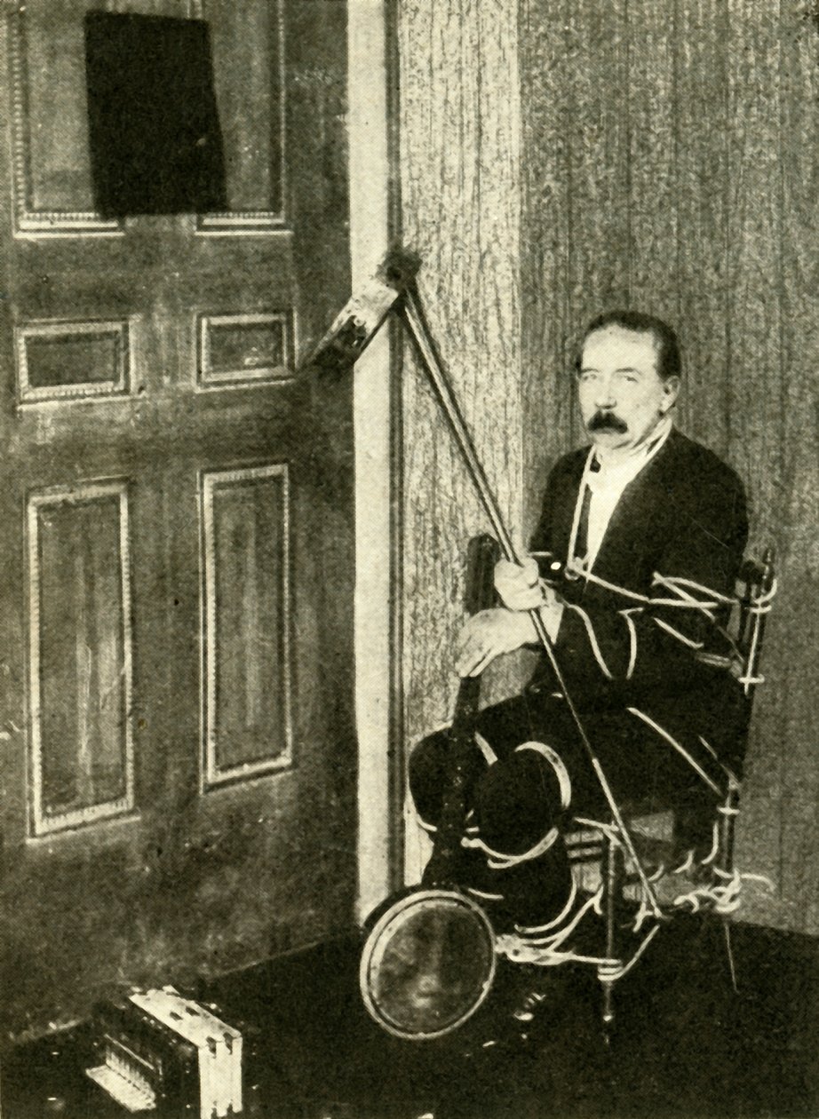 John Nevil Maskelyne realiza una ilusión de gabinete espiritual, c1910 de Unbekannt