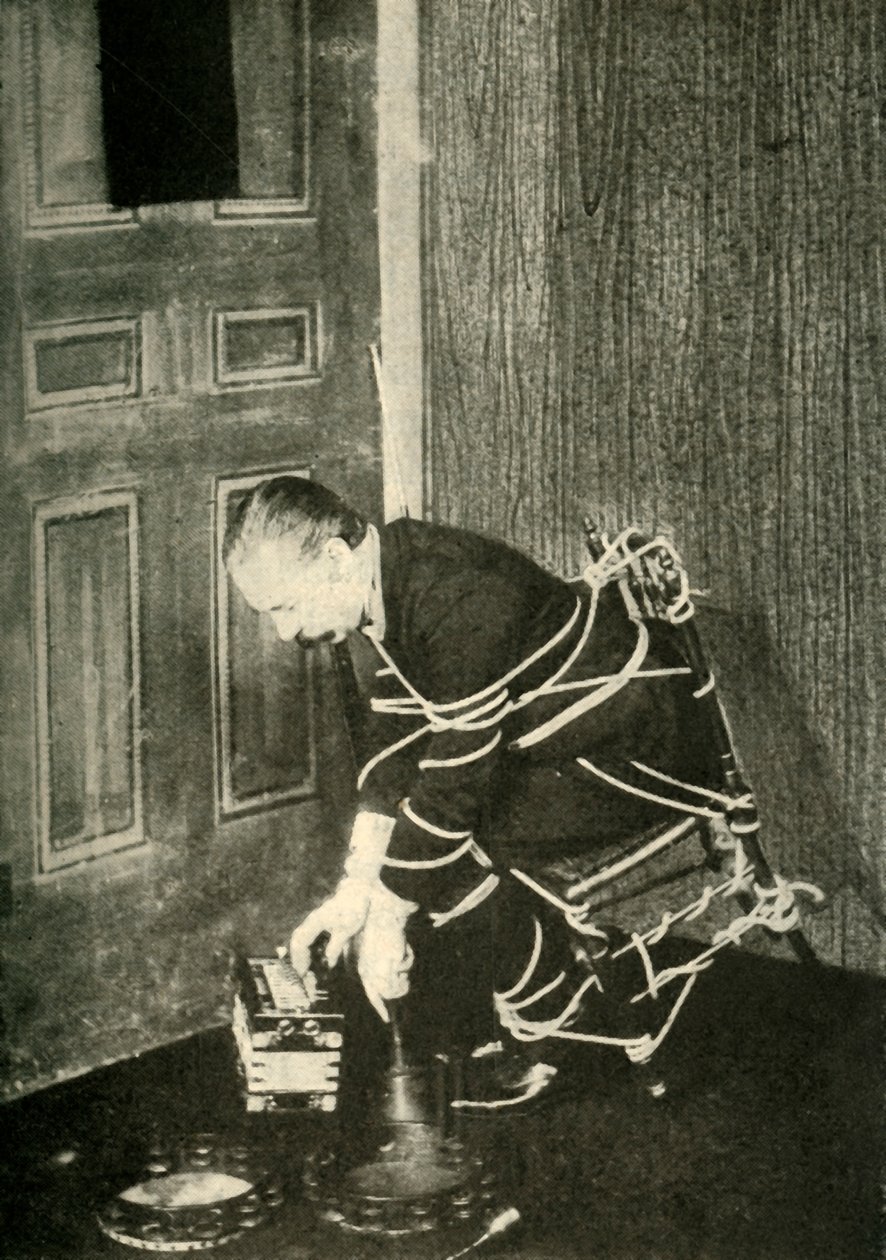 John Nevil Maskelyne realiza una ilusión de gabinete espiritual, c. 1910 de Unbekannt