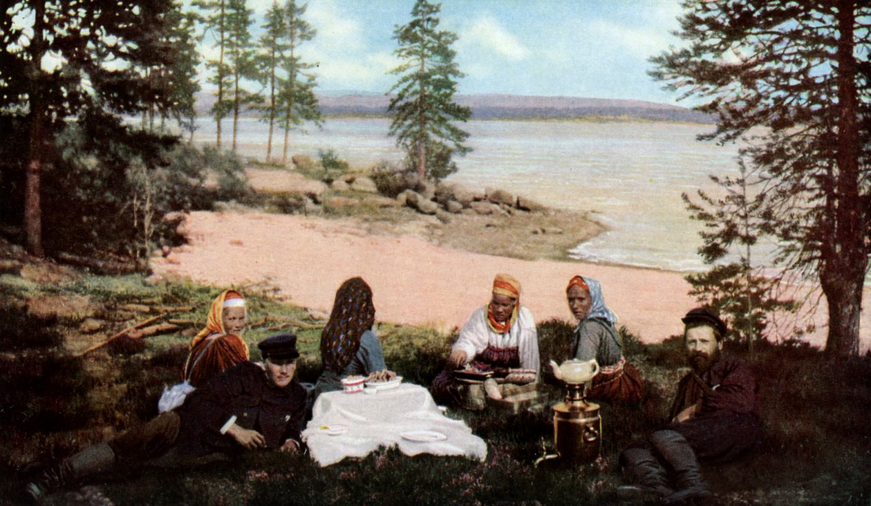 Carelios tomando té junto a un río, cerca de Arcángel, Rusia, c. 1930s de Unbekannt