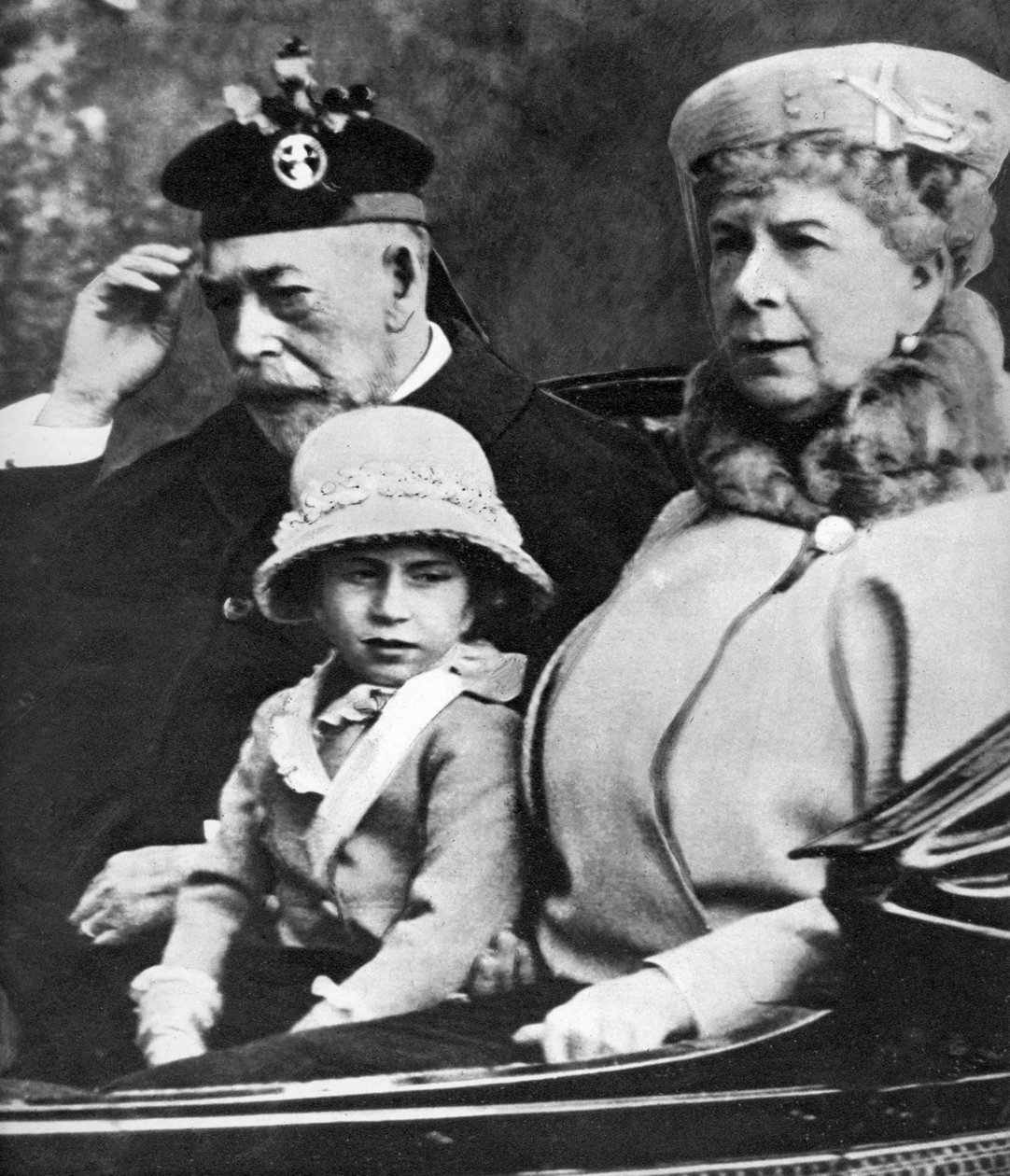 El rey Jorge V y la reina María con la princesa Margarita yendo a la iglesia, Balmoral, c1930s de Unbekannt