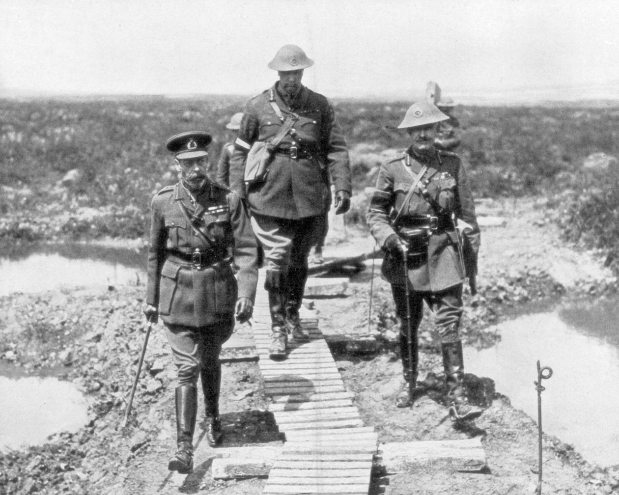 El rey Jorge V y el general canadiense Currie ven el terreno capturado en Vimy y Messines, 1917 de Unbekannt