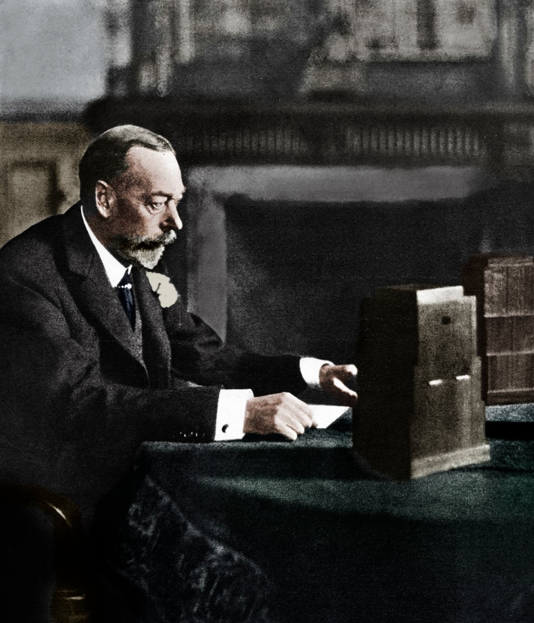 El rey Jorge V transmitiendo al imperio el día de Navidad, Sandringham, 1935 de Unbekannt