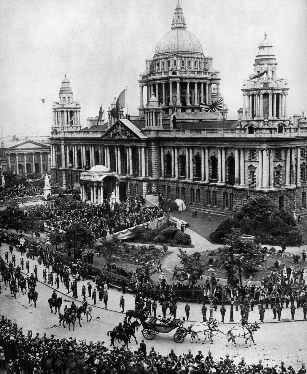 El rey Jorge V conduciendo para inaugurar el primer parlamento de Ulster en Belfast, 1921, 1935 de Unbekannt
