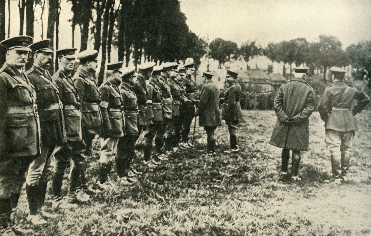 El Rey Jorge V visita a las fuerzas aliadas en la línea del frente, Primera Guerra Mundial, 1915, c. 1920 de Unbekannt