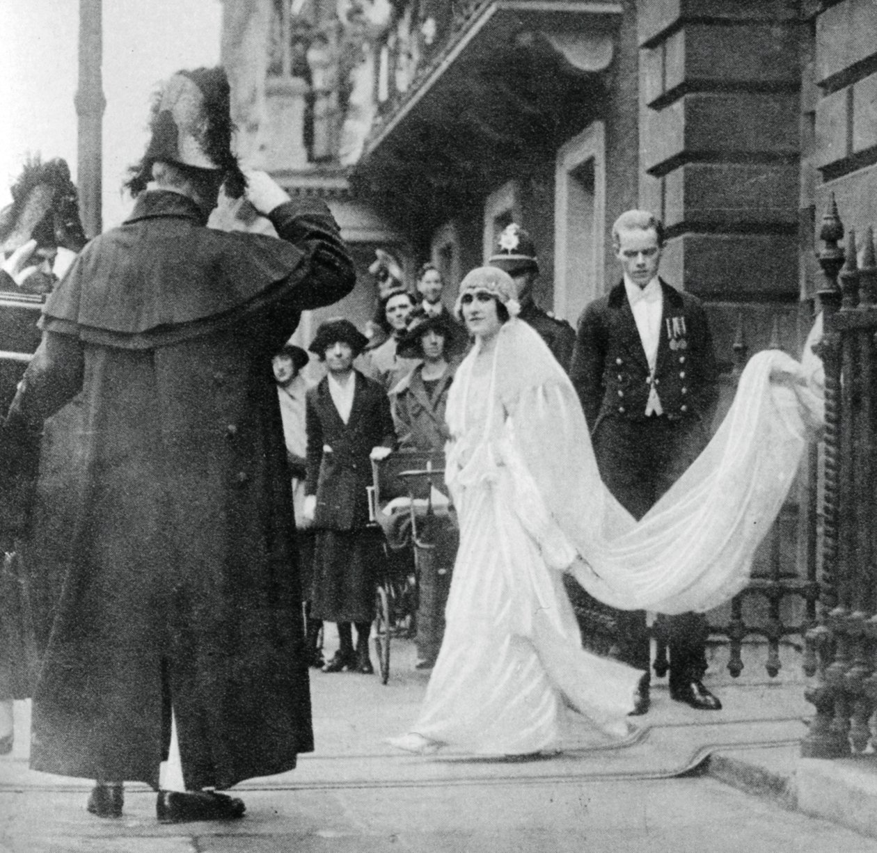 Lady Elizabeth Bowes-Lyon camino a casarse en la Abadía de Westminster, 26 de abril de 1923, 1937 de Unbekannt