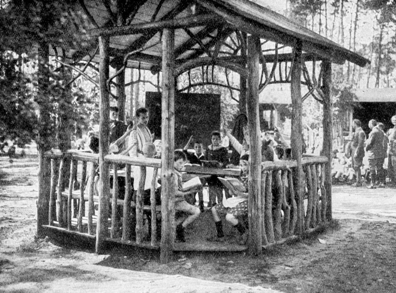 Aprendiendo en el bosque de Charlottenburg, Berlín, Alemania, 1922 de Unbekannt
