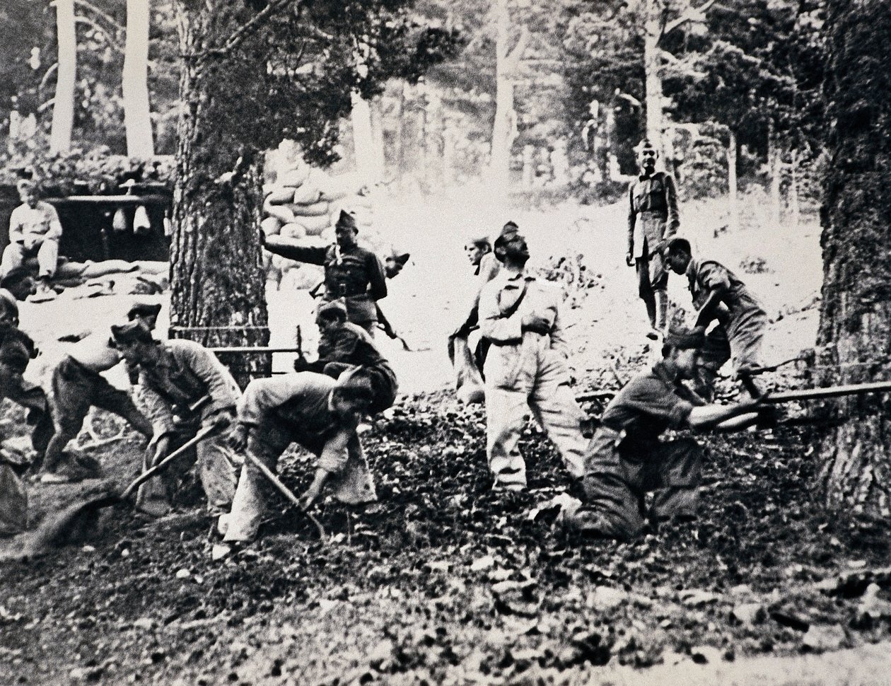 Legionarios en el frente de la Sierra cortando pinos y llenando bolsas para hacer refugios contra aviones enemigos de Unbekannt