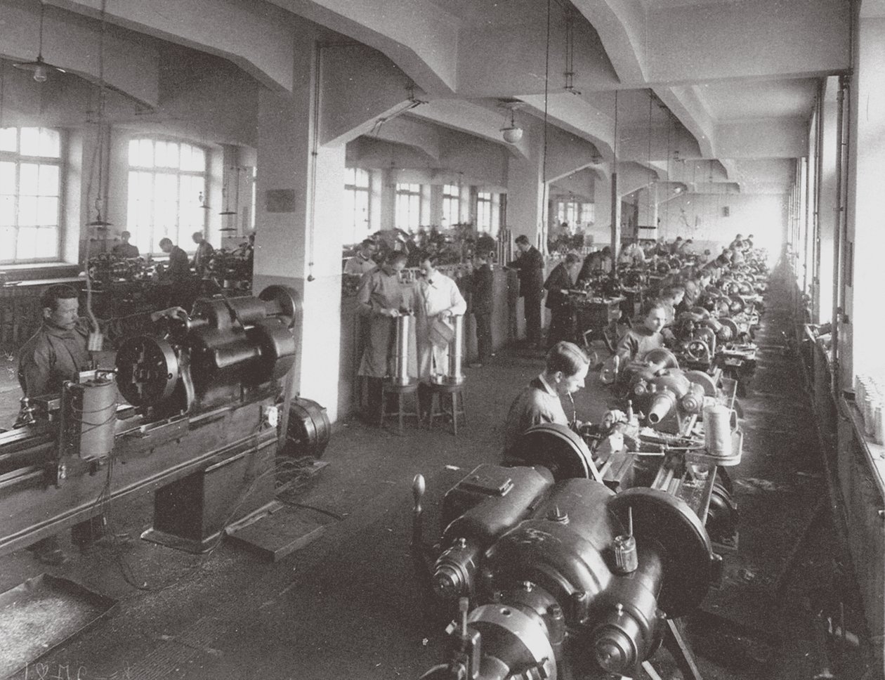 Procesamiento de lentes en la fábrica de la Asociación Óptico Mecánica en Petersburgo, 1916 de Unbekannt