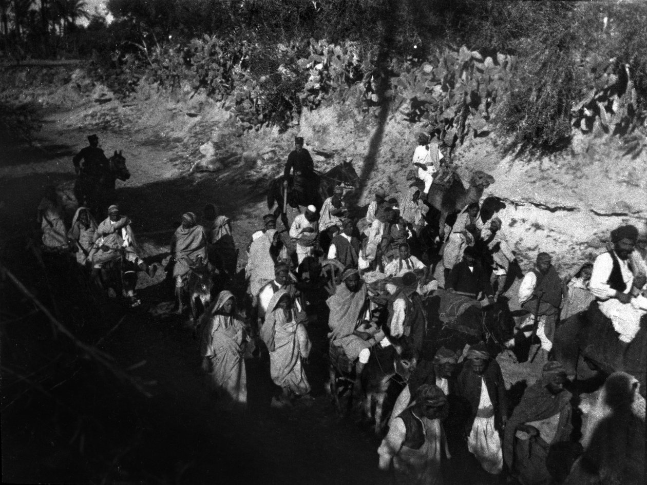 Refugiados libios escoltados por el ejército italiano durante la Guerra Ítalo-Turca en Libia de Unbekannt