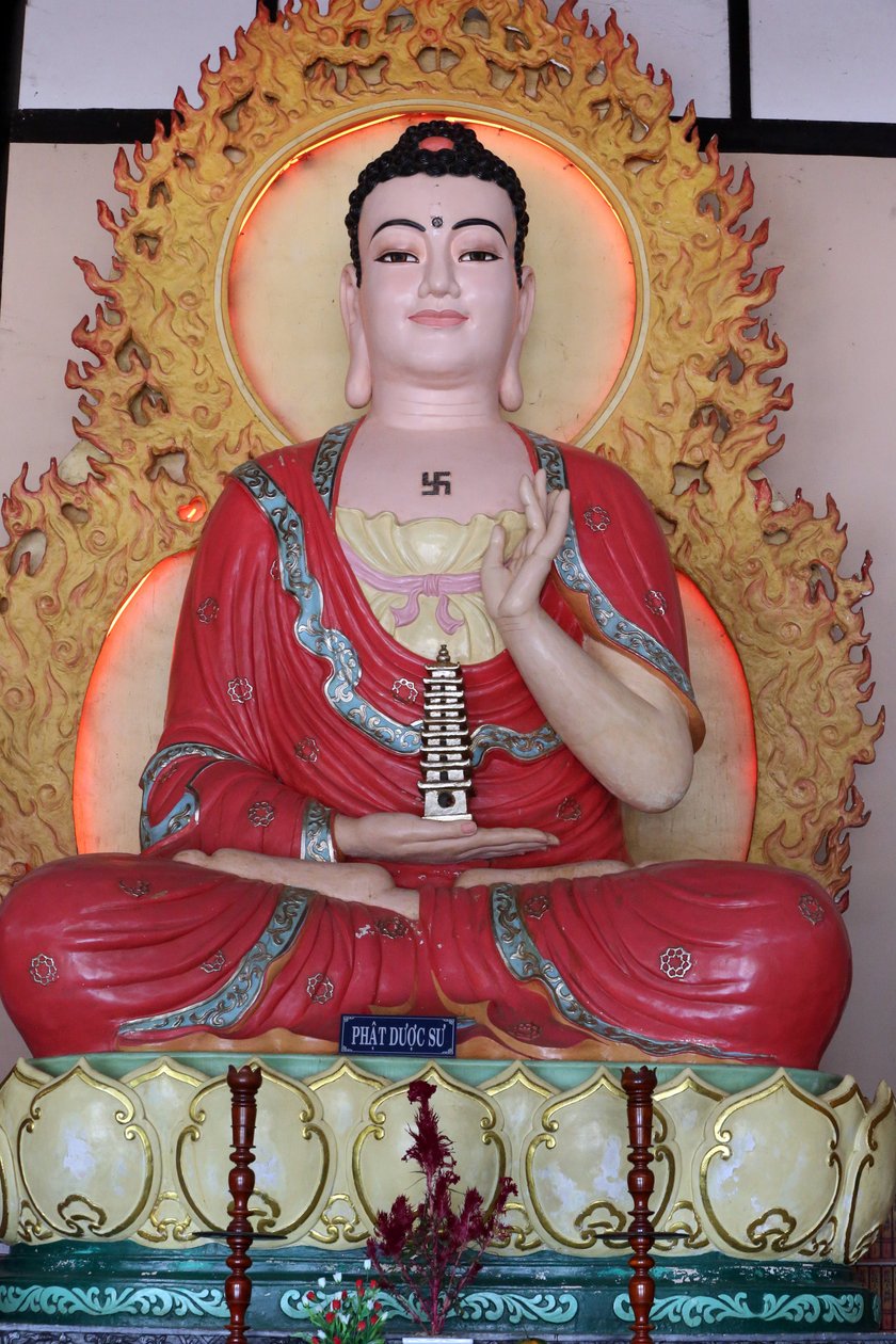 Pagoda budista Linh An. Estatua del Buda de la Medicina (Bhaisajyaguru). Dalat, Vietnam de Unbekannt