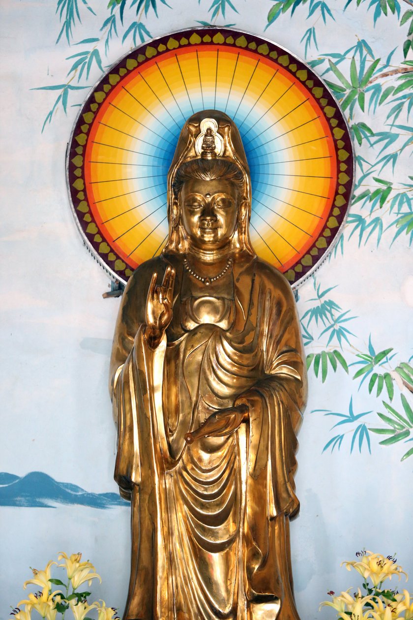 Pagoda budista Linh Ung. Quan Am bodhisattva de la compasión o diosa de la Misericordia. Gesto de protección (Abhay). Danang. Vietnam de Unbekannt