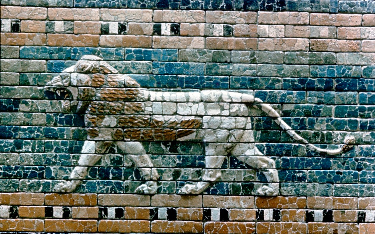 León pasante del muro del camino sagrado a la Puerta de Ishtar, Babilonia Irak, c. 575 a.C. de Unbekannt